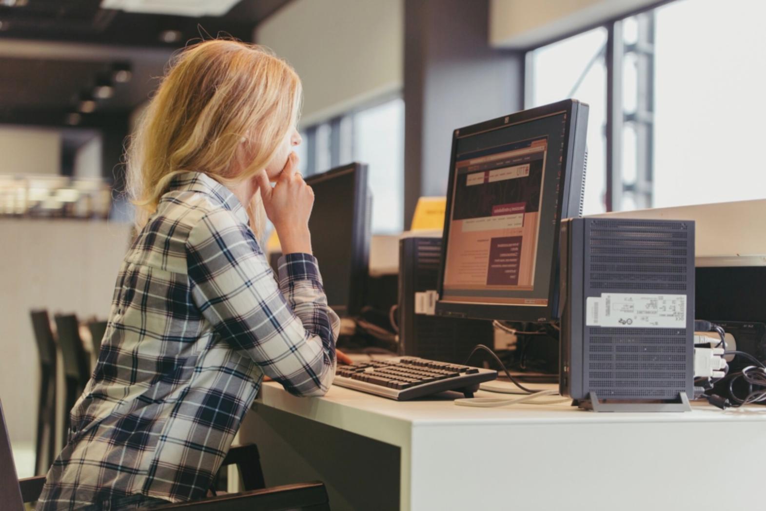 Arbeitsumgebung mit professioneller Videoschnittsoftware auf modernem Arbeitsplatz