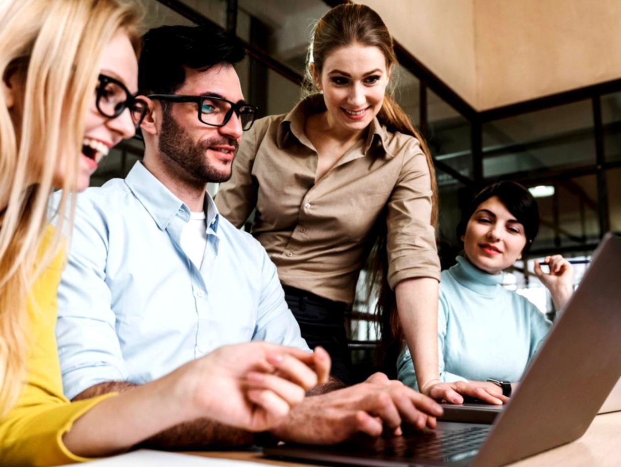 Moderne Videobearbeitung mit mehreren Monitoren