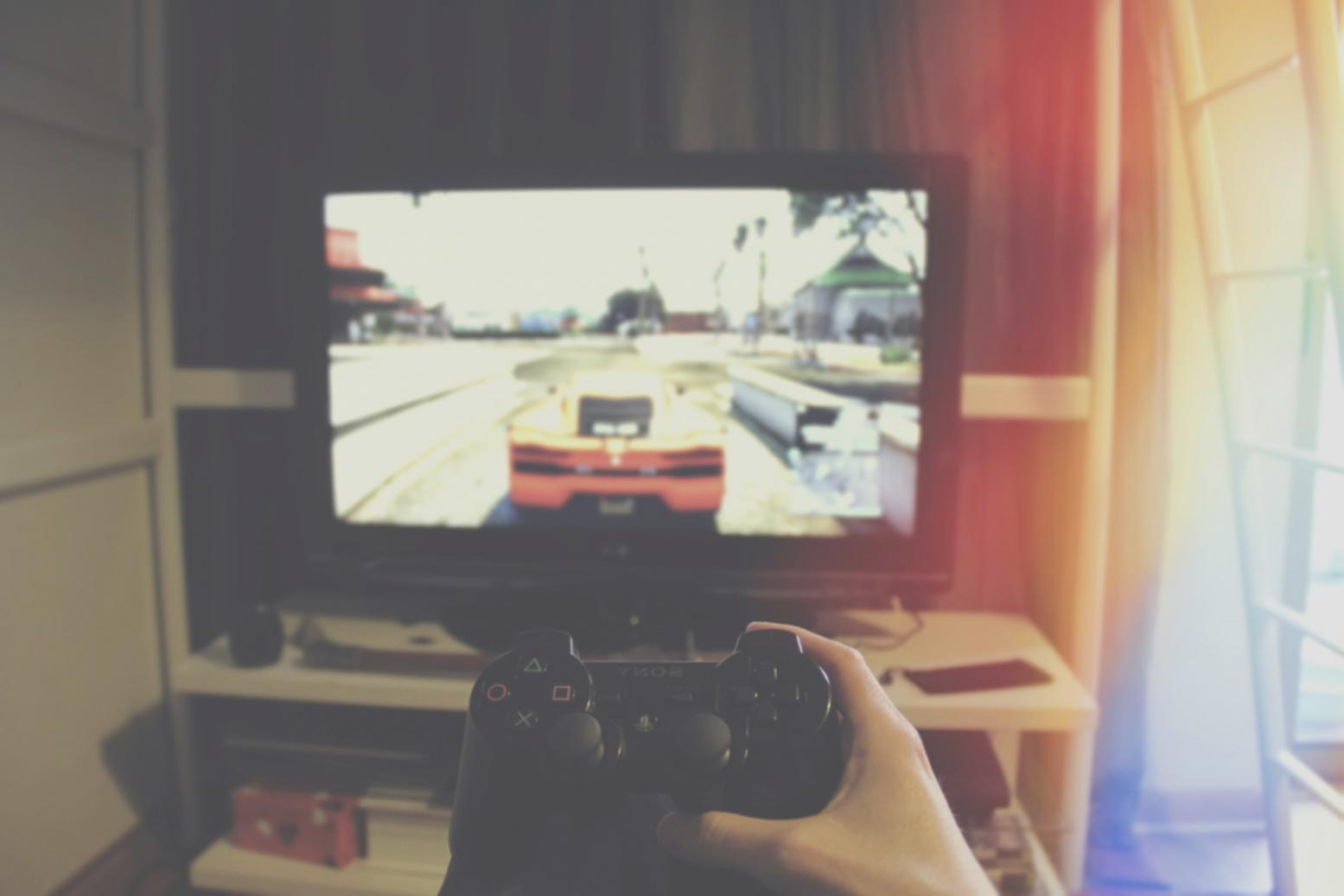 Professioneller Videoeditor bei der Arbeit