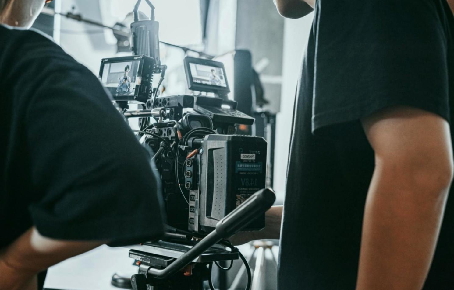 Professioneller Videobearbeitungsarbeitsplatz mit mehreren Monitoren und Editing-Software